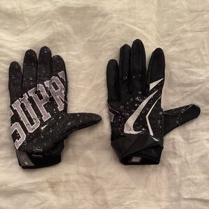 Supreme Monochrome Graphic Gloves